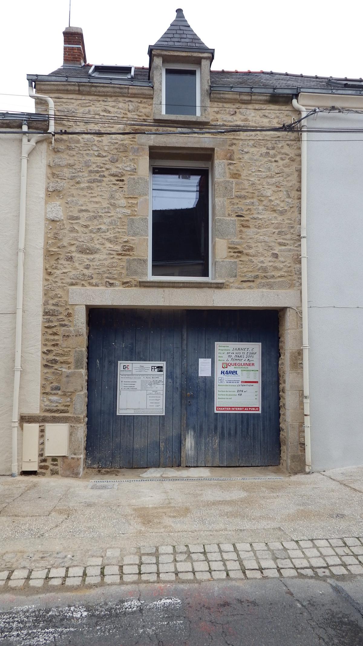 Rénovation d'une maison de bourg, création d'ouvertures en pierre et joints a la chaux