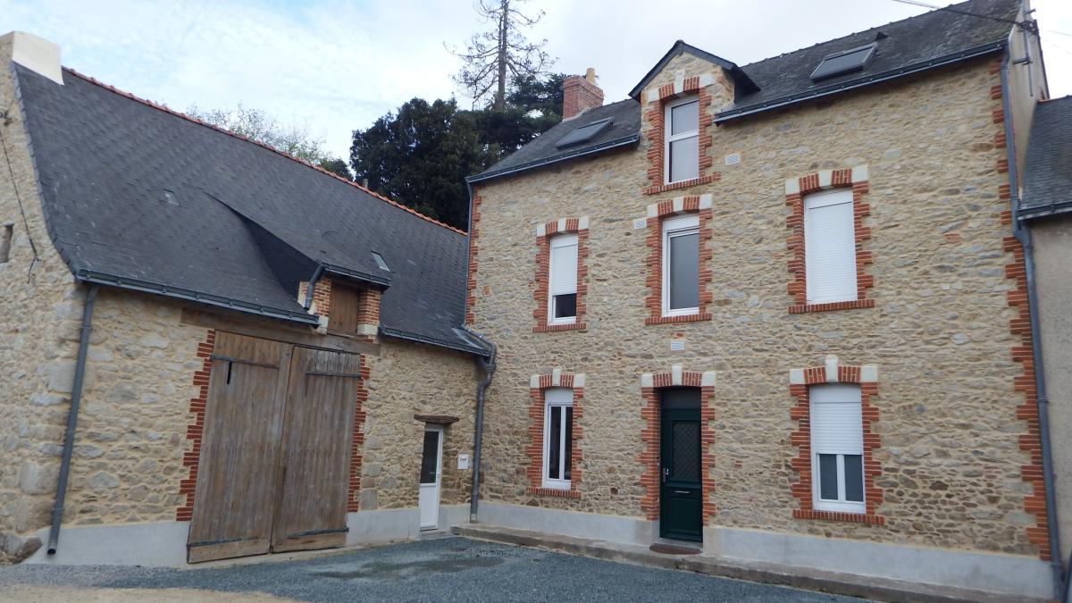 Réfection d'une maison entourages en pierre, briques et joints a la chaux