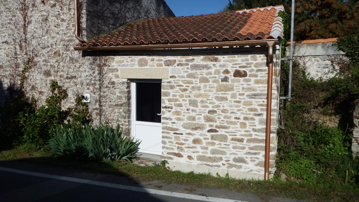 Rénovation d'un mur apres accident de voiture et joints a la chaux