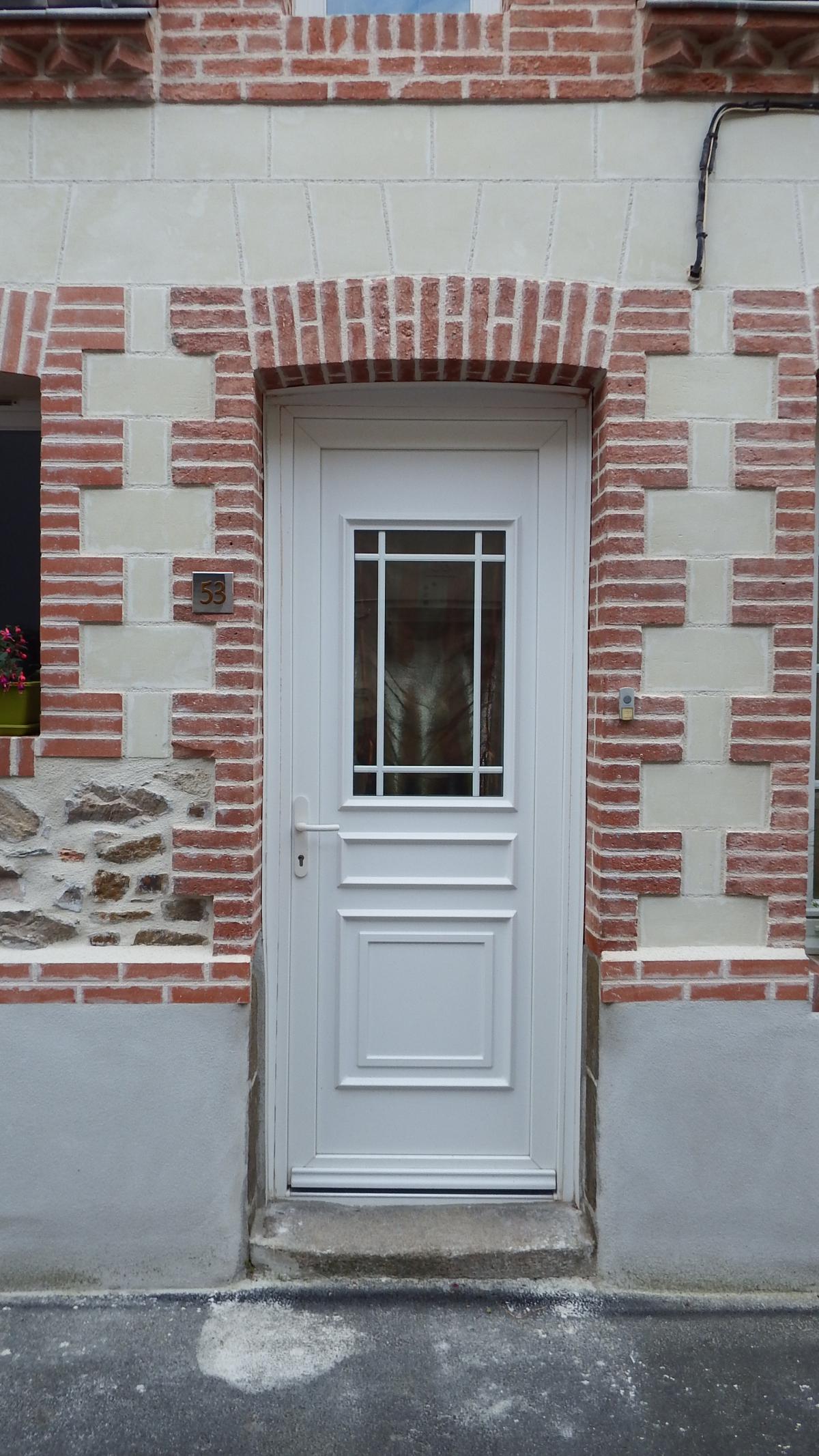 Entourages en brique et tuffeau