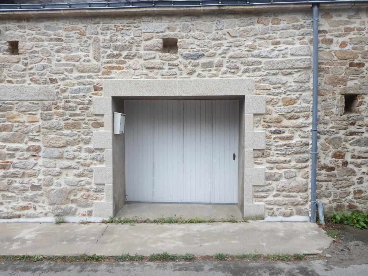 Réfection d'une maison en pierre avec entourages en plaquage de granit