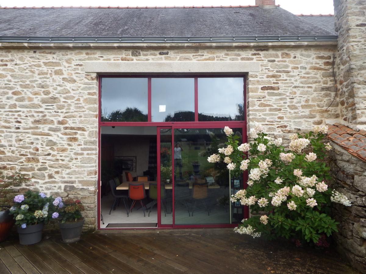 Réfection d'une maison en pierre et joints a la chaux et linteau en placage granit