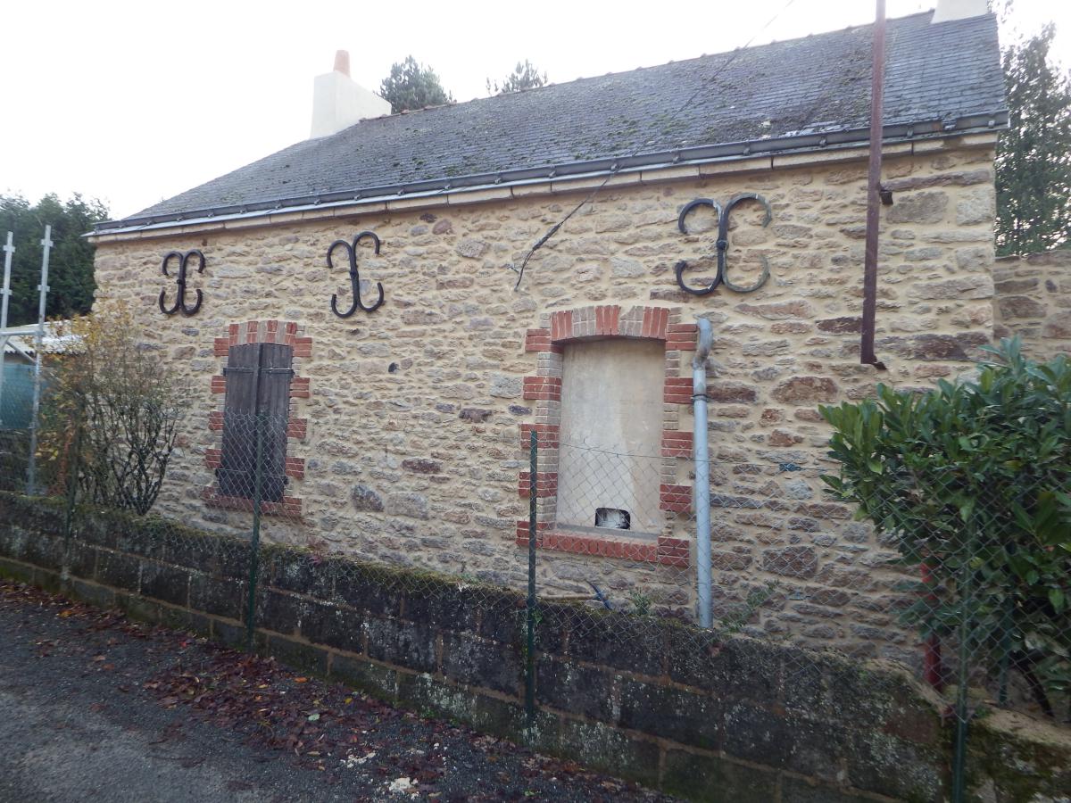 Réfection d'une maison en pierre avec entourages en brique et joints a la chaux