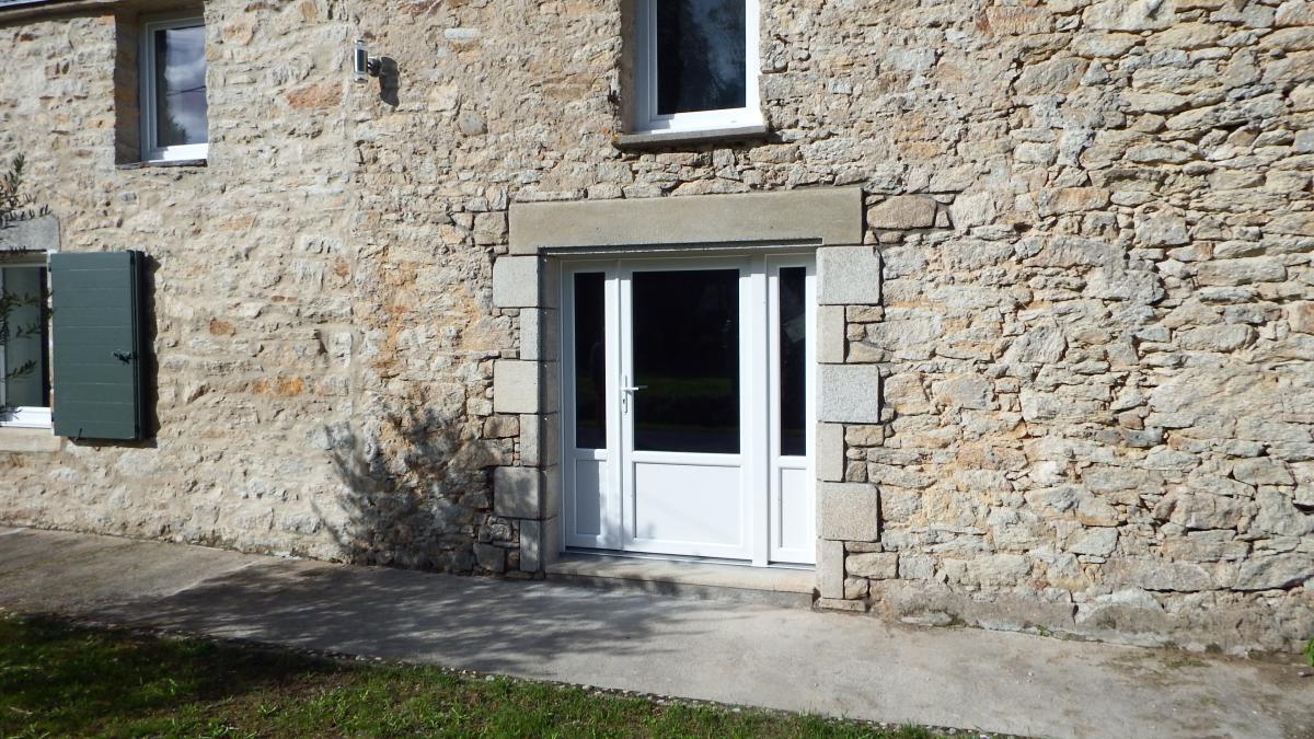 plaquage de granit sur un entourage en béton