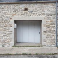 Réfection d'une maison en pierre avec entourages en plaquage de granit