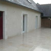 Enduit a la chaux et entourages immitation pierre blanches