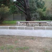 murets en pierre, parpaings et enduit