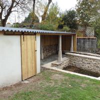 lavoir en pierre avec batiment enduit et poteaux granit taillé