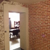 joints de pierre, de briques et entourage du passage en imitation tuffeau